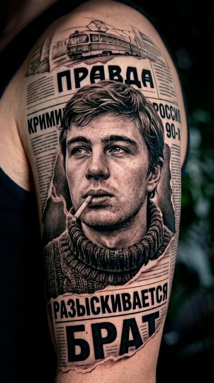 Крупный портрет на плече в чёрно-сером реализме — один объект как основа рукава